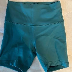Lululemon wonder train 6” 
Only tried on never wore out of the house. Size 6
